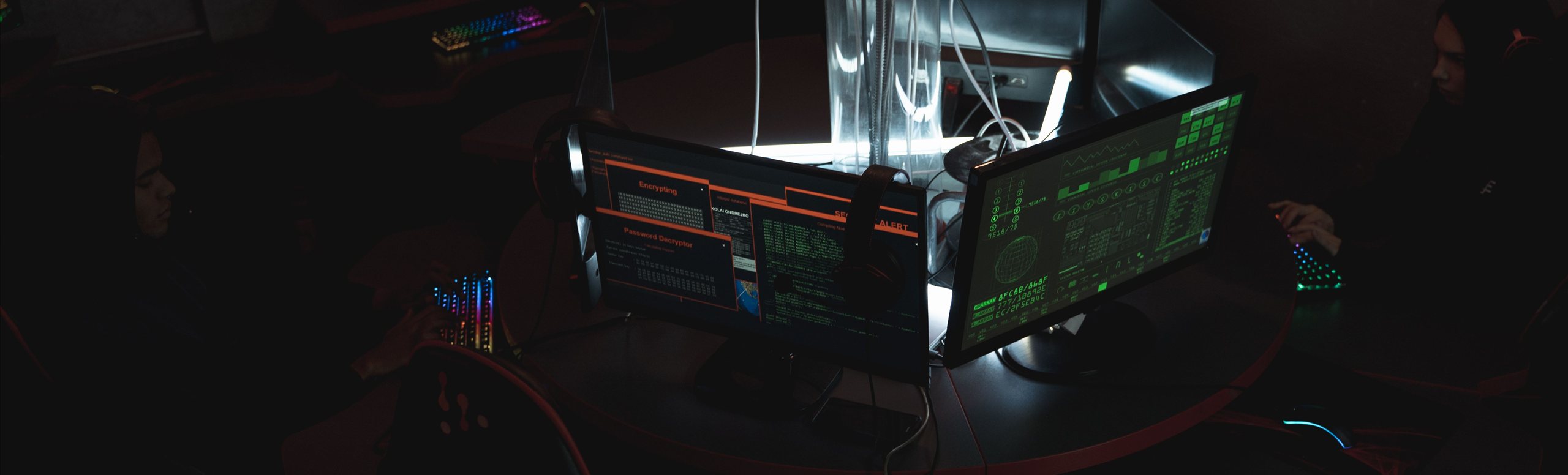 Postes de travail aux écrans lumineux dans une salle plongée dans la pénombre