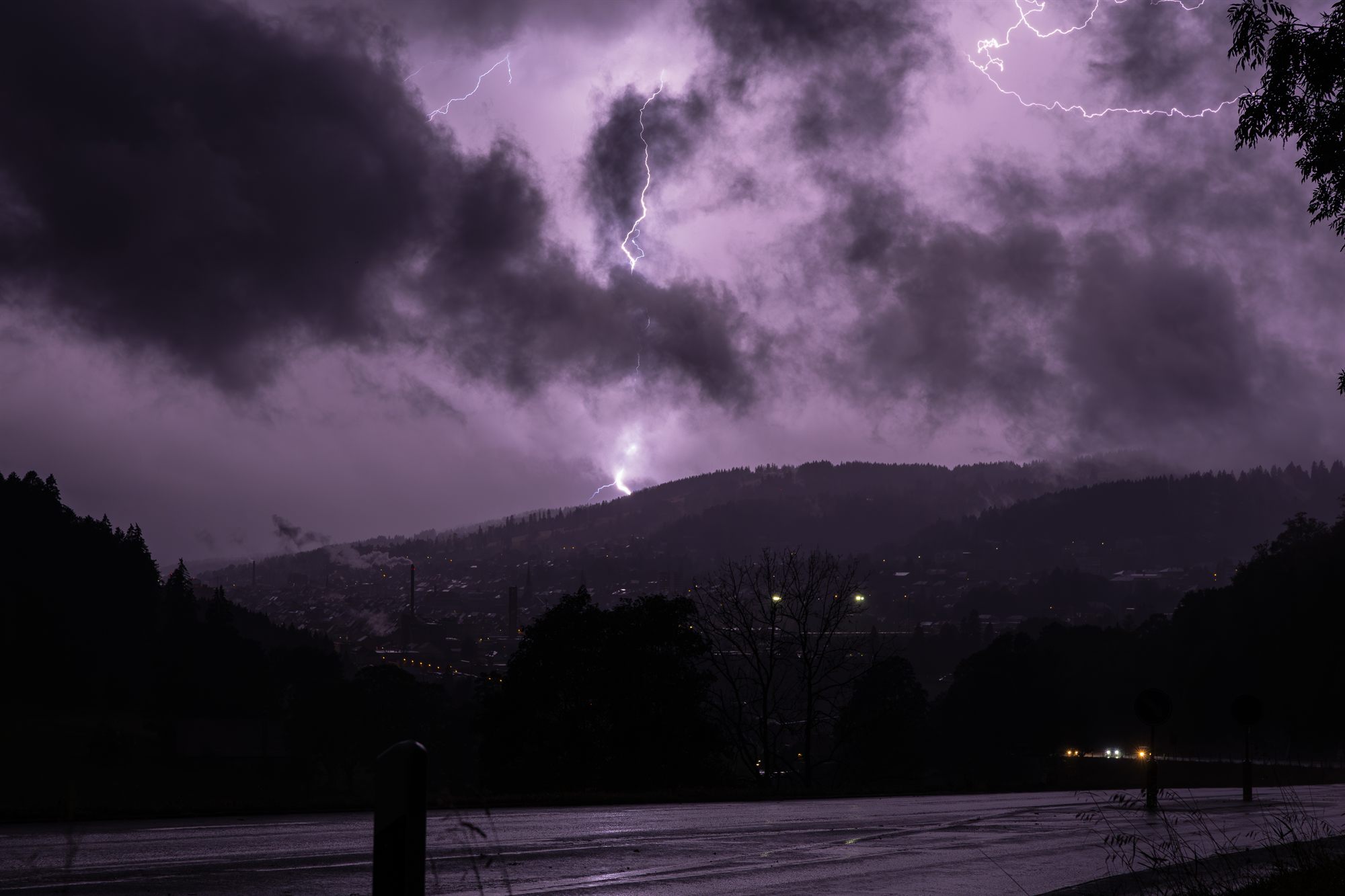 Éclairs dans un ciel violet au-dessus de La Chaux-de-Fonds