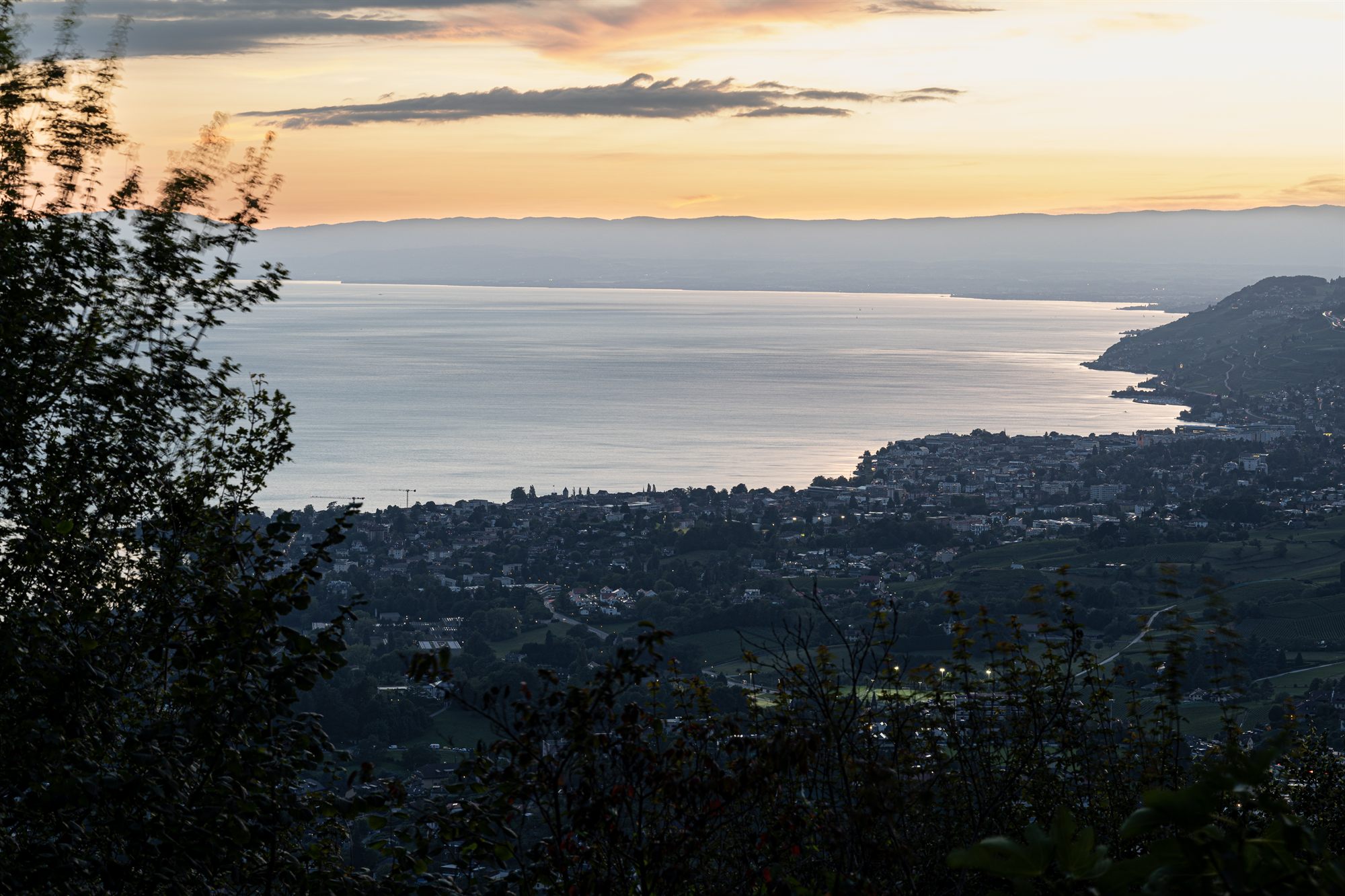 Vue plongeante sur Vevey et le Léman au coucher du soleil
